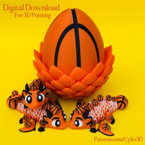 Könnte beinhalten: Ein Bild von orangefarbenen, 3D-gedruckten Drachenfiguren im Basketball-Design und einem basketballförmigen Ei, alles vor einem gelben Hintergrund. Das Ei liegt in einer orangefarbenen, blütenartigen Basis. Der Text "Digital Download For 3D Printing" ist sichtbar.