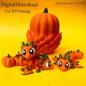 以下が含まれることがあります： オレンジ色の3Dプリントされたハロウィーンの装飾品。カボチャ型のドラゴンとカボチャが含まれており、黄色の背景に配置されています。「Digital Download For 3D Printing」のテキストが表示されています。