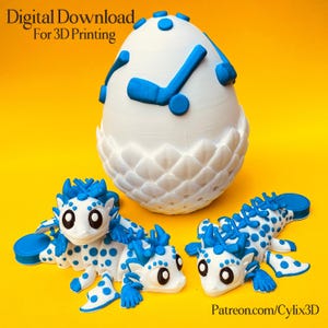 Könnte beinhalten: Eine weiße, eiförmige Skulptur mit blauen Hockey-Schläger-Akzenten und drei kleinen Drachenfiguren. Die Drachen sind weiß mit blauen Punkten und Akzenten. Der Text "Digital Download For 3D Printing" ist sichtbar.