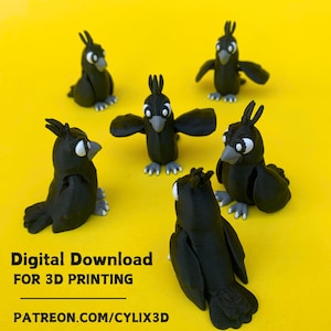 Puede incluir: Seis figuras de cuervos negros con ojos blancos y pies grises están dispuestas sobre un fondo amarillo brillante. El texto "Digital Download FOR 3D PRINTING" y una dirección web son visibles. Los cuervos tienen un diseño de dibujos animados.