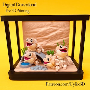 Puede incluir: Un diorama impreso en 3D con cuatro lagartos de dibujos animados con la boca abierta y expresiones sonrientes. Los lagartos son de color beige con manchas marrones, ambientados en una escena desértica con un cuenco de agua y un puente. El diorama está encerrado en un marco negro. Texto: "Digital Download For 3D Printing".