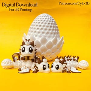 Può includere: Una collezione di figurine di draghi stampate in 3D bianche e marroni e un grande oggetto a forma di uovo strutturato. Le figurine hanno grandi occhi e corna decorative. Lo sfondo è giallo brillante.