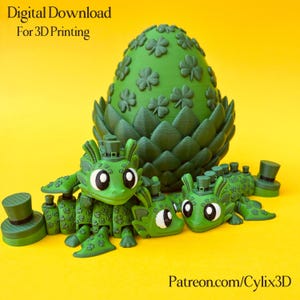 Op de afbeelding: Groene 3D-geprinte figuren en een eivormig object met klaverdetails. De figuren lijken op leprechauns met hoge hoeden en flessen. De tekst "Digital Download For 3D Printing" is zichtbaar. De achtergrond is geel.