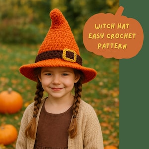 Op de afbeelding: Een oranje gehaakte heksenhoed met een bruine band en gouden gesp. Een jong meisje met gevlochten haar draagt de hoed. De afbeelding bevat de tekst "Witch Hat Easy Crochet Pattern". Pompoenen zijn op de achtergrond te zien.