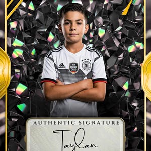 May include: A sports trading card featuring Taylan Kaya of SC Grossziethen. The card displays a portrait of a young athlete in a white soccer jersey with black accents, a black diamond-patterned background, the number 7, and an authentic signature.