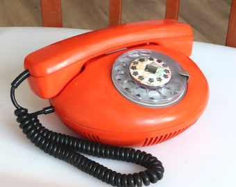 Orangefarbenes Telefon mit Wählscheibe, Vintage-Schreibtischtelefon