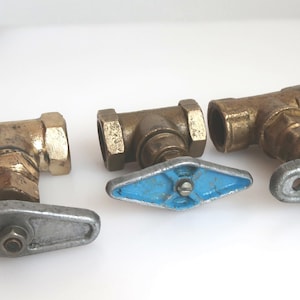 Válvula industrial de latón con manija metálica, grifo vintage soviético