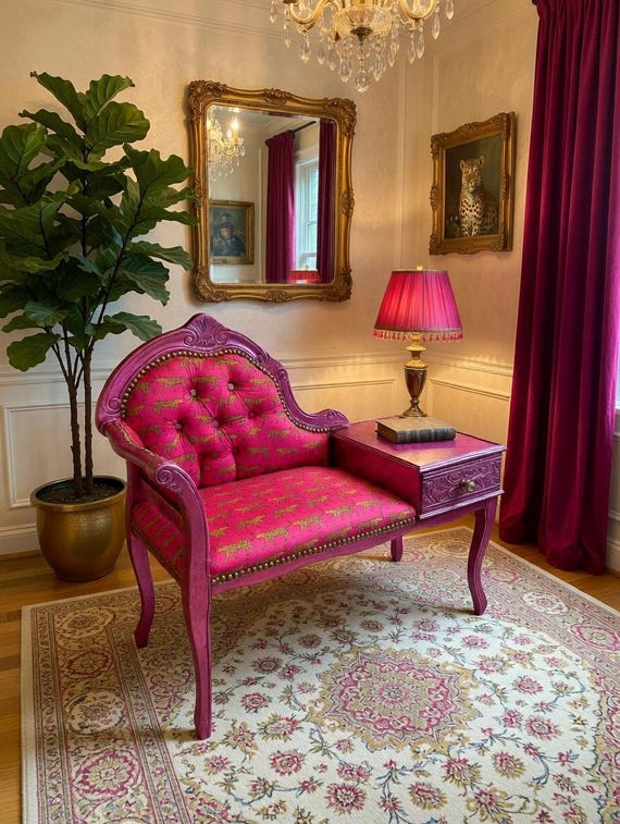 Sitzbank mit pinkfarbenem Tigerprint | Vintage-Chaiselongue mit Beistelltisch
