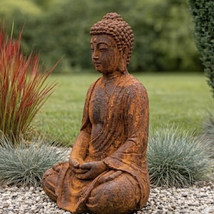 Buddha Gartenfigur mit Rostpatina – 38cm Massive Steinguss Skulptur, Handgefertigt in Deutschland, Frostfest & Wetterbeständig