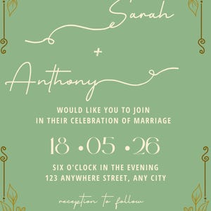 Könnte beinhalten: Eine Hochzeitskarte mit salbeigrünem Hintergrund und goldenen Zierrändern. Die Namen "Sarah" und "Anthony" sind in eleganter Schrift geschrieben. Die Einladung enthält Datum, Uhrzeit und Ort der Hochzeit.