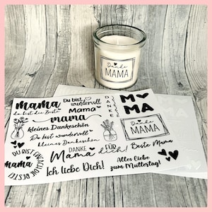 Könnte beinhalten: Ein Satz weißer Aufkleberbögen mit schwarzem Text und Herzen. Die Aufkleber zeigen das Wort "mama" in verschiedenen Schriftarten und Designs, darunter "Danke Mama", "My Mama", "Du bist wundervoll Mama" und "Ich liebe Dich!"