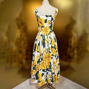 ÉTÉ 2024 faite main par la créatrice italienne : Robe en coton sans manches imprimée roses jaunes, Robe Sicile et Robe imprimée en porcelaine Tiles image 2