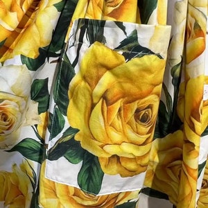 ÉTÉ 2024 faite main par la créatrice italienne : Robe en coton sans manches imprimée roses jaunes, Robe Sicile et Robe imprimée en porcelaine Tiles image 5