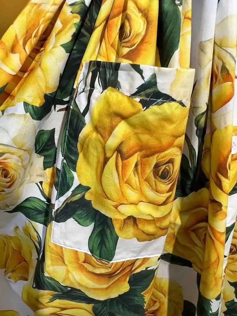 ÉTÉ 2024 faite main par la créatrice italienne : Robe en coton sans manches imprimée roses jaunes, Robe Sicile et Robe imprimée en porcelaine Tiles image 5