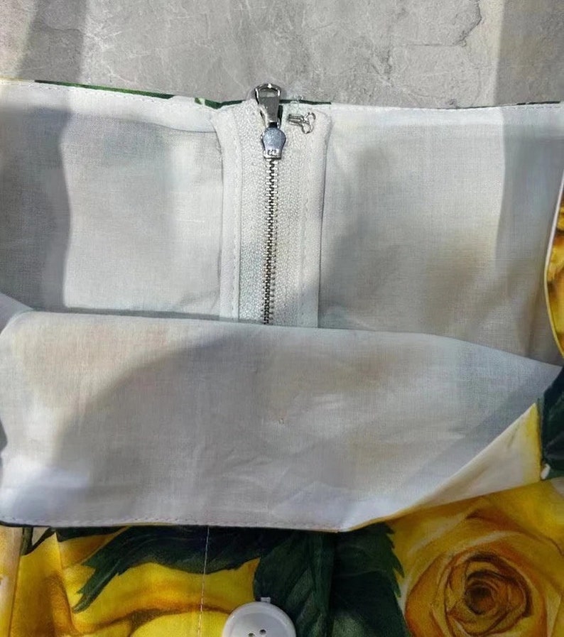 ÉTÉ 2024 faite main par la créatrice italienne : Robe en coton sans manches imprimée roses jaunes, Robe Sicile et Robe imprimée en porcelaine Tiles image 7