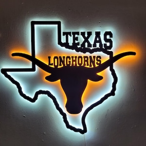 Arte de pared metálico con LED de los Texas Longhorns – Letrero iluminado con el mapa de Texas – Decoración de fútbol americano universitario – Regalo para fanáticos de los Longhorns – Luz para dormitorio o sala de juegos