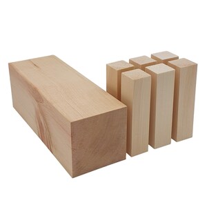 Puede incluir: Un conjunto de seis bloques de madera sin terminar, cada uno mide aproximadamente 5 cm por 5 cm por 15 cm. Los bloques están dispuestos en forma escalonada, con el bloque más grande en la parte posterior y el bloque más pequeño en la parte delantera. Los bloques están hechos de madera de color claro y tienen un acabado liso y pulido.