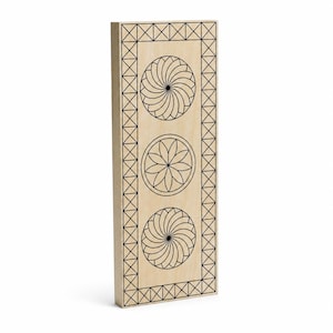Könnte beinhalten: Ein rechteckiges Wandkunstwerk aus Holz mit hellbraunem Finish. Das Design zeigt drei kreisförmige Muster in Schwarz, darunter zwei Spiraldesigns und ein Blumenmuster, umrahmt von einem geometrischen Rand.