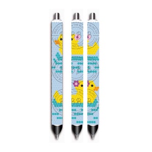 Puede incluir: Tres bolígrafos azules y blancos con un diseño de pato de goma amarillo. Los bolígrafos tienen un fondo blanco con lunares azules y un pato de goma amarillo con un pico azul y ojos azules. Los bolígrafos tienen el texto "Beauty & The Bling Boutique" en ellos.