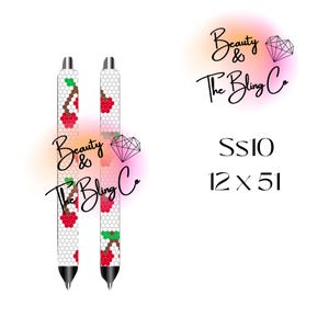Puede incluir: Dos bolígrafos con un patrón de panal blanco y un diseño de bayas rojas. Los bolígrafos tienen puntas negras y detalles plateados. El texto "Beauty & The Bling Co" está escrito en escritura negra. La imagen también incluye el texto "Ss10" y "12 x 51".