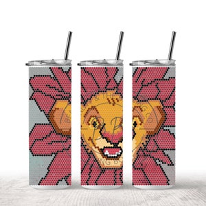 Op de afbeelding: Drie roestvrijstalen bekers met een rood en grijs mozaïekontwerp met een cartoon-leeuwenkop. De leeuwenkop is geel met een roze neus en tong.
