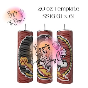 Könnte beinhalten: Drei 20 oz Edelstahl-Becher-Vorlagen mit einem roten, schwarzen, gelben und weißen Design. Die Becher haben ein sich wiederholendes Muster und der Text "Beauty & The Bling Co" ist sichtbar.