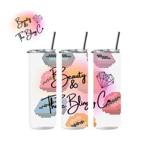 Puede incluir: Tres vasos de acero inoxidable con fondo blanco y un diseño colorido de labios y un diamante. El diseño incluye el texto "Beauty & The Bling Co."