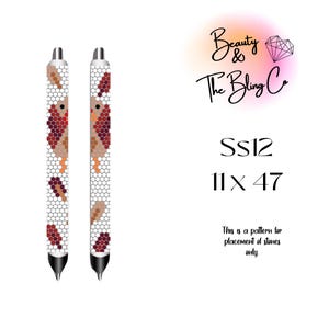 Può includere: Uno schema per posizionare pietre su una penna, con un design a forma di tacchino con colori rosso, arancione e marrone. Lo schema misura 11 pollici per 47 pollici. Il testo "SS12" e "Beauty & The Bling Co" è anche visibile.