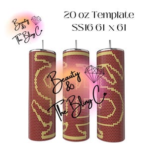 Puede incluir: Tres vasos de acero inoxidable de 20 onzas con un patrón geométrico rojo y dorado. Los vasos están etiquetados "Beauty & The Bling Co."