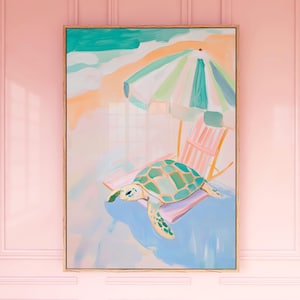 Puede incluir: Una pintura de una tortuga marina verde descansando en una silla de playa bajo una sombrilla de rayas coloridas. El fondo es una acuarela suave de color azul y rosa.