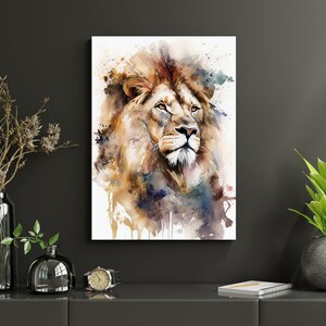 Puede incluir: Pintura de acuarela de la cabeza de un le&oacute;n con un fondo blanco y salpicaduras de color. El le&oacute;n tiene una melena dorada y una expresi&oacute;n seria.