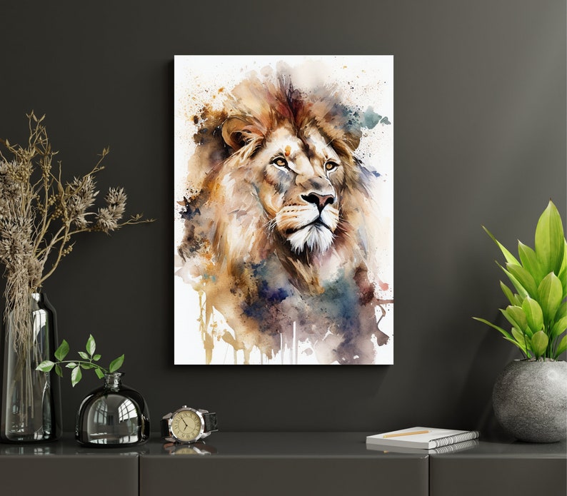 Puede incluir: Pintura de acuarela de la cabeza de un le&oacute;n con un fondo blanco y salpicaduras de color. El le&oacute;n tiene una melena dorada y una expresi&oacute;n seria.