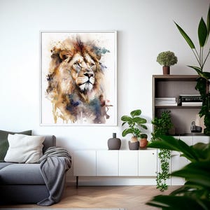 Puede incluir: Pintura acuarela de la cabeza de un le&oacute;n con una melena marr&oacute;n y dorada. El le&oacute;n mira hacia la izquierda y tiene una expresi&oacute;n seria. El fondo es azul claro con salpicaduras de pintura marr&oacute;n y blanca.