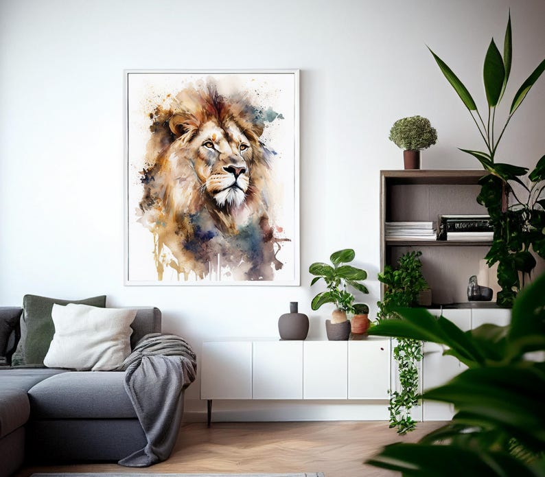 Puede incluir: Pintura acuarela de la cabeza de un le&oacute;n con una melena marr&oacute;n y dorada. El le&oacute;n mira hacia la izquierda y tiene una expresi&oacute;n seria. El fondo es azul claro con salpicaduras de pintura marr&oacute;n y blanca.