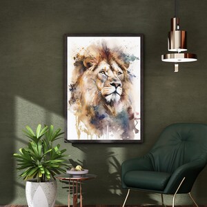 Puede incluir: Una pintura de acuarela de la cabeza de un le&oacute;n con una melena marr&oacute;n, naranja y amarilla. El le&oacute;n est&aacute; mirando hacia la derecha y tiene una expresi&oacute;n seria. El fondo es azul claro con salpicaduras de pintura de acuarela.