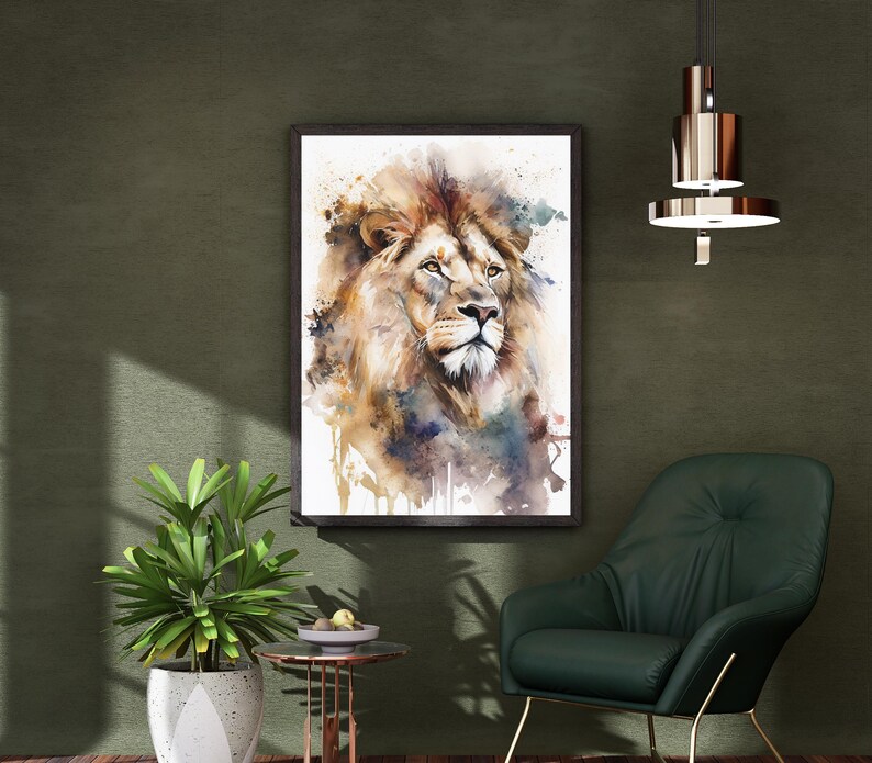 Puede incluir: Una pintura de acuarela de la cabeza de un le&oacute;n con una melena marr&oacute;n, naranja y amarilla. El le&oacute;n est&aacute; mirando hacia la derecha y tiene una expresi&oacute;n seria. El fondo es azul claro con salpicaduras de pintura de acuarela.