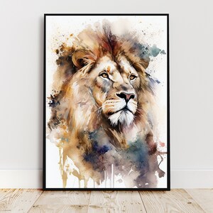 Puede incluir: Pintura acuarela de la cabeza de un le&oacute;n sobre un fondo blanco. El le&oacute;n tiene una melena marr&oacute;n y una expresi&oacute;n seria. La pintura tiene un efecto acuarela con salpicaduras de color.