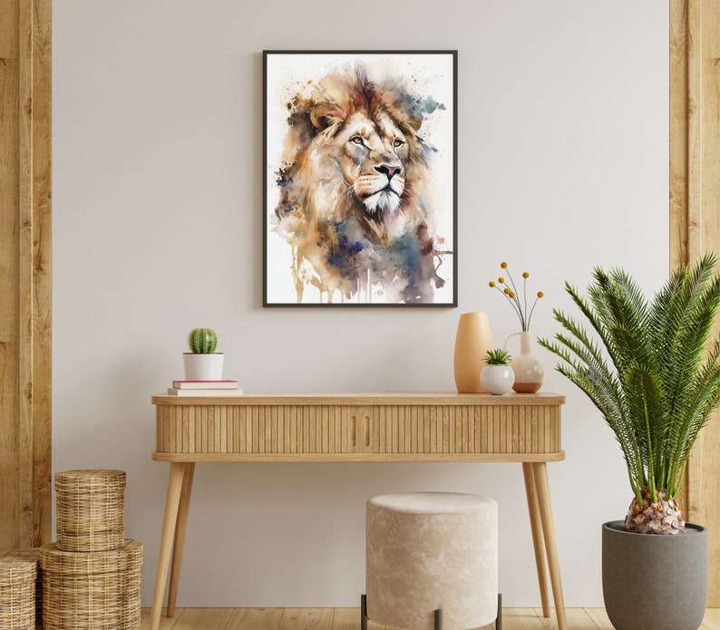 Puede incluir: Una pintura de acuarela de la cabeza de un le&oacute;n con una melena marr&oacute;n, naranja y amarilla. El le&oacute;n mira hacia la derecha y tiene una expresi&oacute;n seria. El fondo es de color azul claro con salpicaduras de pintura marr&oacute;n y amarilla.