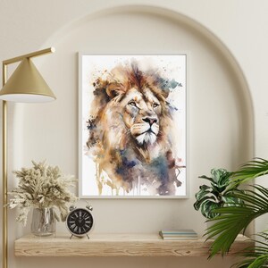 Puede incluir: Pintura de acuarela de la cabeza de un le&oacute;n sobre un fondo blanco. El le&oacute;n tiene una melena marr&oacute;n y una expresi&oacute;n seria. La pintura tiene un efecto de acuarela con salpicaduras de color.