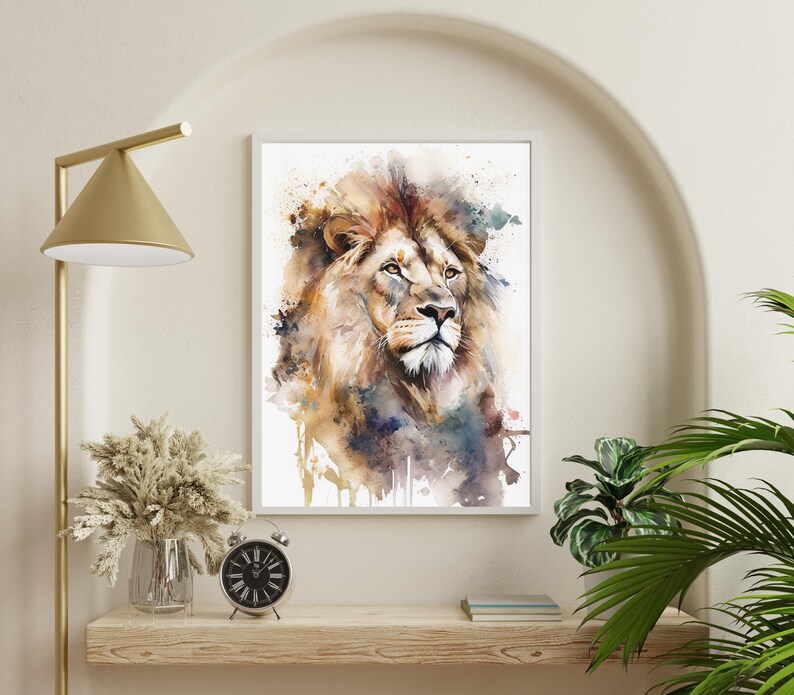 Puede incluir: Pintura de acuarela de la cabeza de un le&oacute;n sobre un fondo blanco. El le&oacute;n tiene una melena marr&oacute;n y una expresi&oacute;n seria. La pintura tiene un efecto de acuarela con salpicaduras de color.