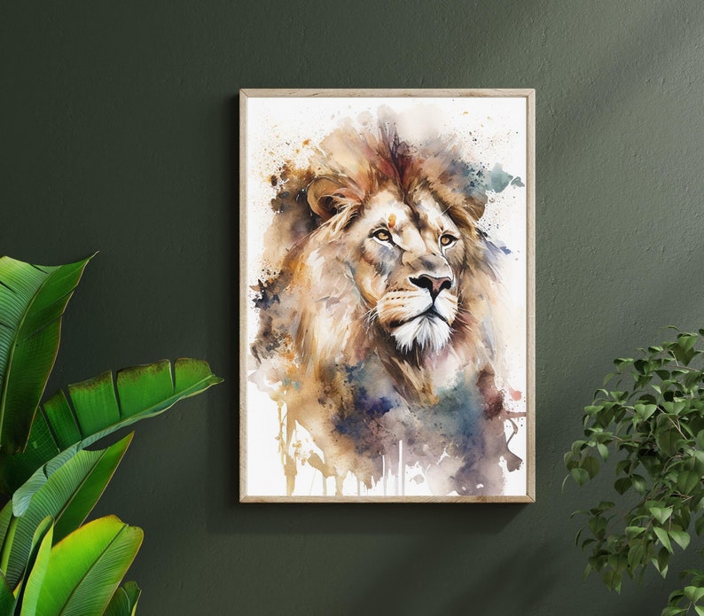 Puede incluir: Pintura acuarela de la cabeza de un le&oacute;n en tonos marrones, dorados y blancos. El le&oacute;n tiene una expresi&oacute;n seria y mira hacia la izquierda. El fondo es azul claro con salpicaduras blancas.