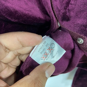 以下が含まれることがあります： リヨセル 70% ポリエステル 30% とメーカー品番 8672 (株)レリアン の文字が書かれた、紫色のベルベット生地のタグのアップ画像です。