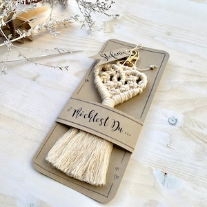 Demandez à votre marraine avec un porte-clés en forme de cœur en macramé pour annoncer votre grossesse