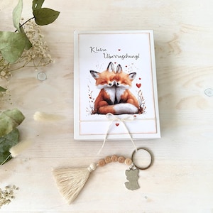 Annoncer une grossesse – coffret cadeau pour future marraine avec porte-clés en perles de bois et breloque style bohème