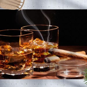 Peut inclure: Deux verres de whisky sur les rochers avec un cigare sur une surface en bois. Les verres sont remplis de liquide ambré et de glaçons. Le cigare est partiellement allumé et repose sur une surface en bois.