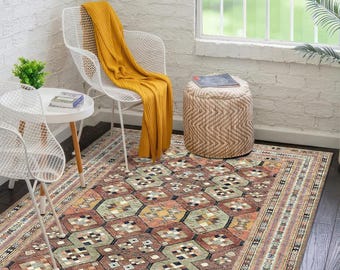 Puede incluir: Una alfombra rectangular con un patrón geométrico en tonos marrones, naranjas, verdes y beige. La alfombra tiene un borde con un diseño repetido. La alfombra está colocada sobre un suelo de madera oscura.
