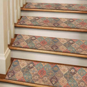 Puede incluir: Un juego de cuatro peldaños de escalera con un patrón colorido e intrincado. Los peldaños están hechos de un material suave y duradero y están diseñados para proteger sus escaleras del desgaste.