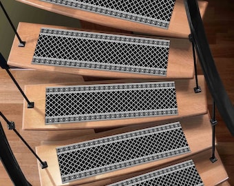 Pode incluir: Degraus de escada com padrão preto e branco com um design geométrico. Os degraus são feitos de um material macio e antiderrapante e são perfeitos para adicionar um toque de estilo a qualquer escada.