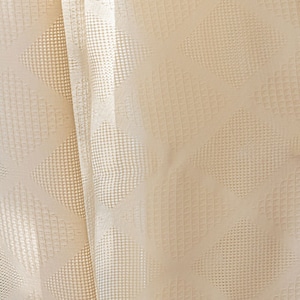 Puede incluir: Primer plano de una tela de color crema con un patr&oacute;n de forma de diamante. La tela tiene una textura sutil y una apariencia ligeramente transparente.