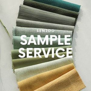 Peut inclure: Un éventail d'échantillons de tissus dans différentes nuances de vert, jaune et beige. Les échantillons sont disposés en éventail et ont une surface texturée. Le texte "SENJOO SAMPLE SERVICE" est imprimé en blanc sur le tissu.